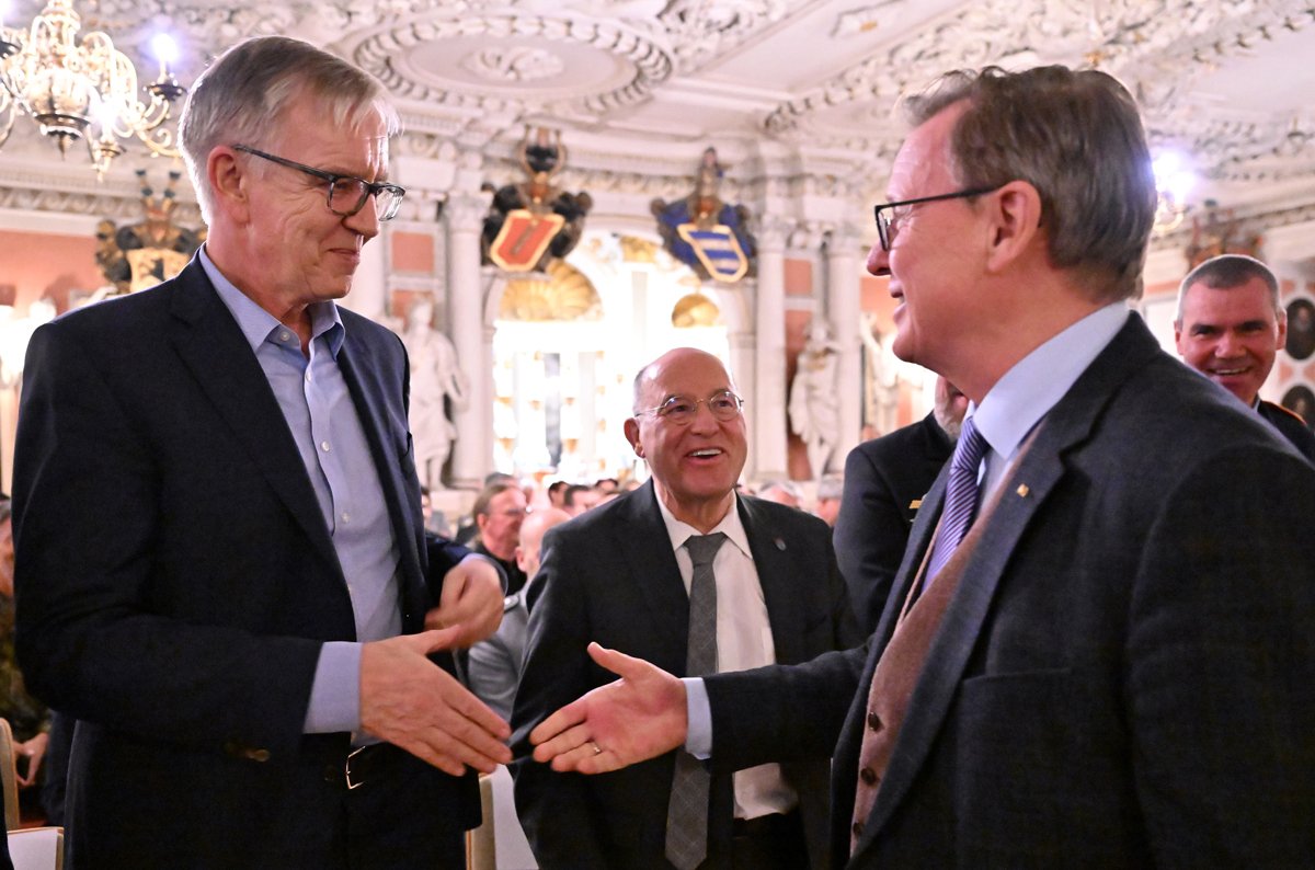 Бодо Рамелов (справа), Грегор Гизи (в центре) и Дитмар Барч (слева), 13 марта 2025 года. Фото: Martin Schutt / dpa / Scanpix / LETA