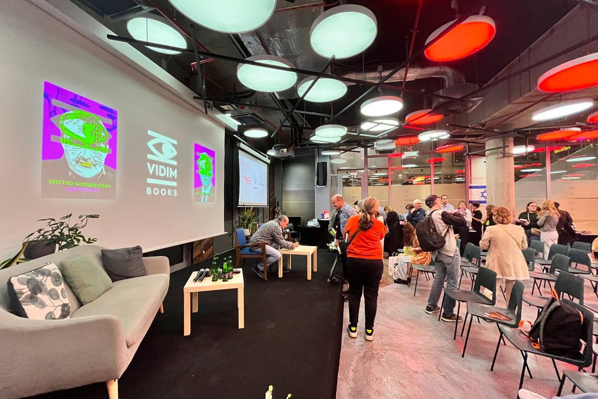 Виктор Шендерович на ярмарке. Фото: Vidim Books / Telegram