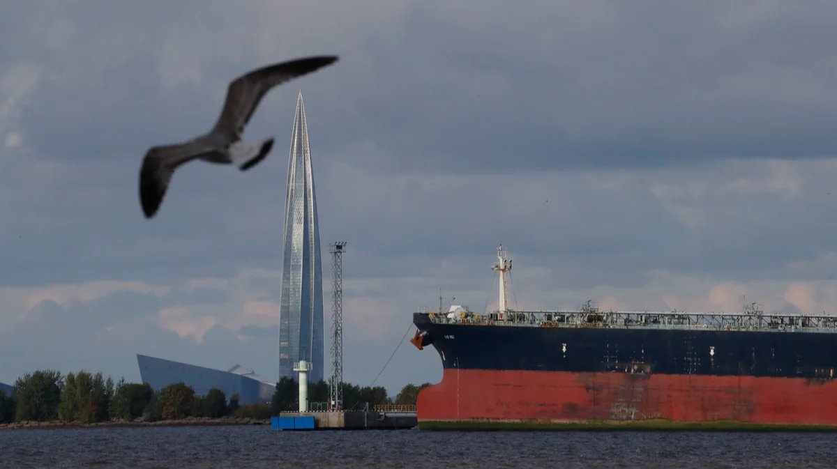 An oil tanker sails past Gazprom headquarters, St. Petersburg, 20 September 2022. Photo: Anatoly Maltsev