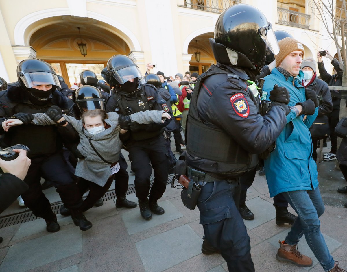 Полицейские задерживают протестующих во время митинга против вторжения России в Украину, Санкт-Петербург, 27 февраля 2022 года. Фото: Анатолий Мальцев / EPA