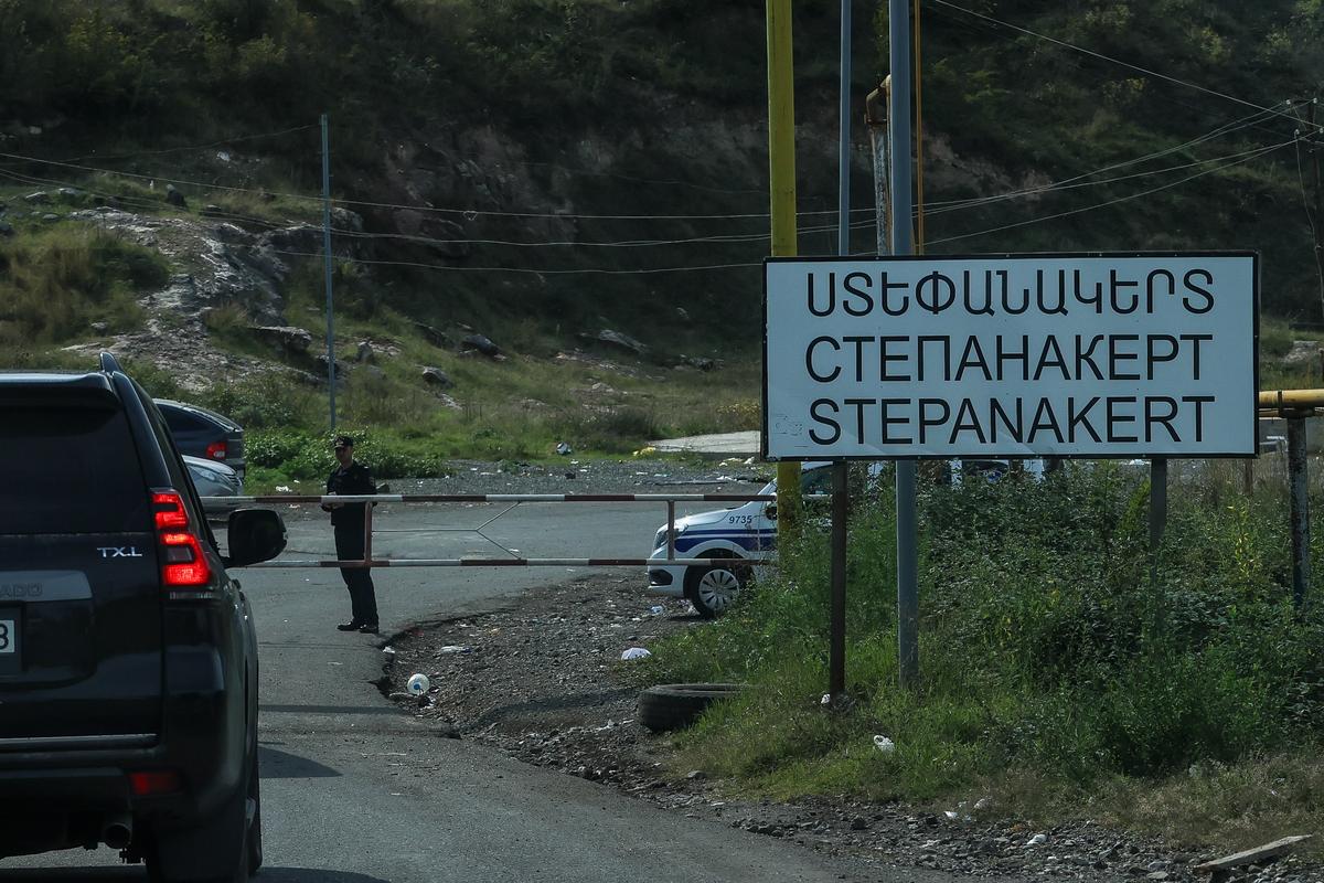 Блок-пост на въезде в Степанакерт, 2 октября 2023. Фото: Aziz Karimov / Getty Images