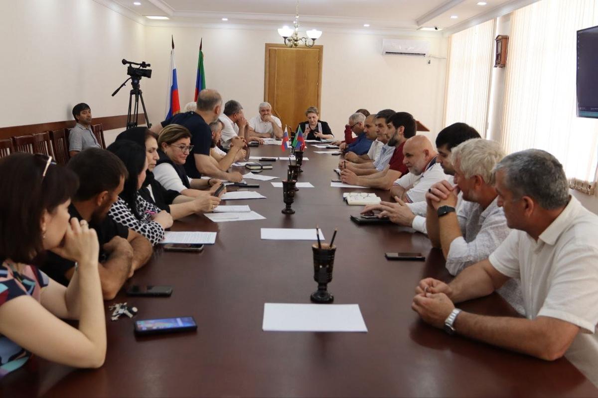 Глава города Исламудин Нургудаев проводит совещание после массового отравления, 10 июня 2024 года. Фото: Администрация Буйнакска / Telegram