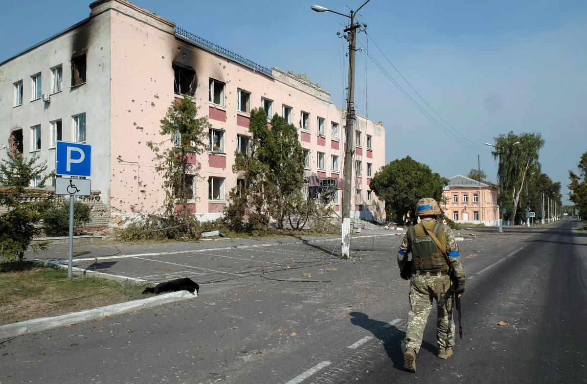 A Ukrainian serviceman in the centre of Sudzha, Kursk region, Russia, 21 August 2024. Photo: EPA-EFE/STRINGER