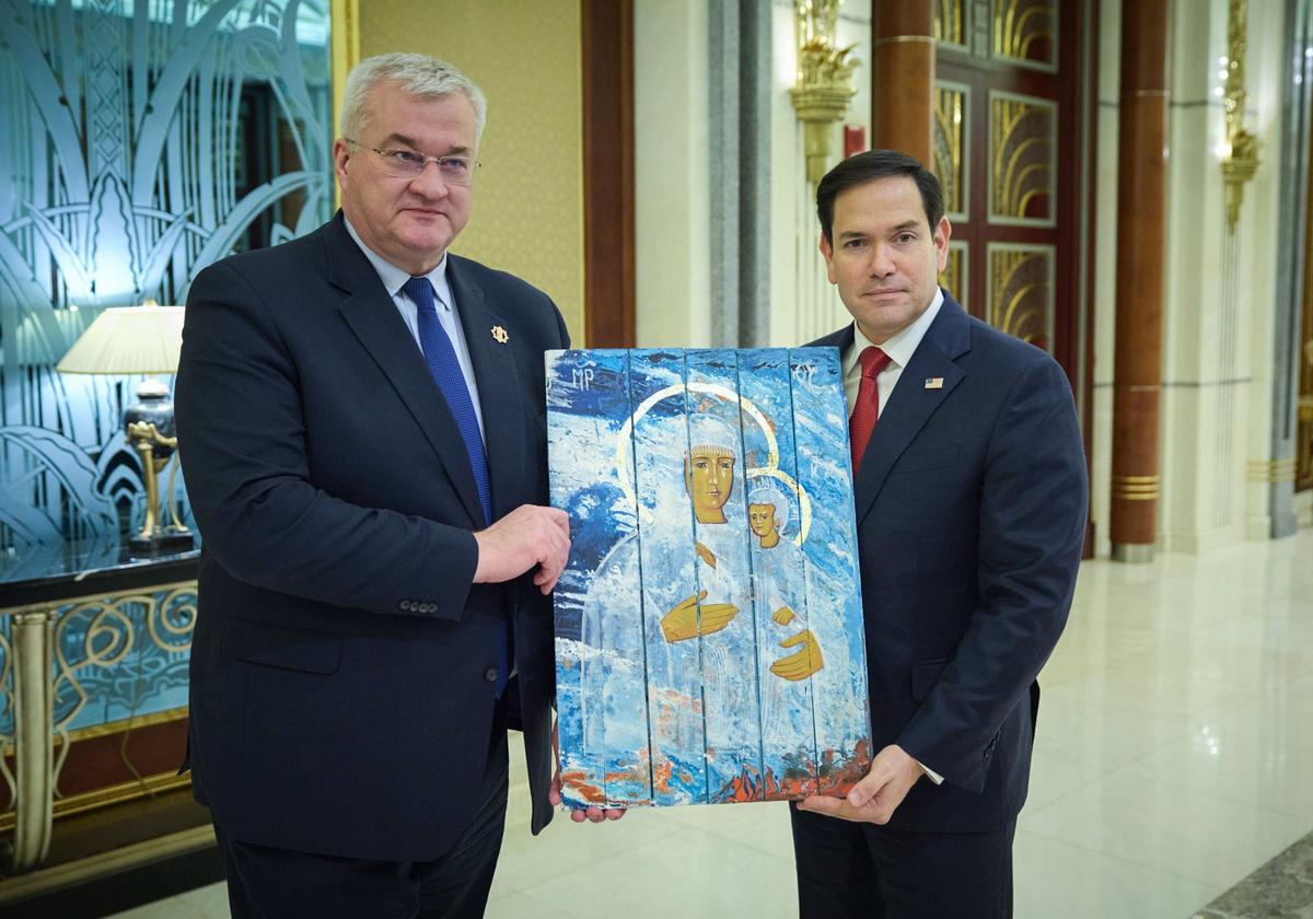 Ukrainian Foreign Minister Andrii Sybiha (L) presents US Secretary of State Marco Rubio with a religious icon in Jeddah, Saudi Arabia, 11 March 2025. Photo: EPA-EFE/Ukrainian Presidential Press Service
