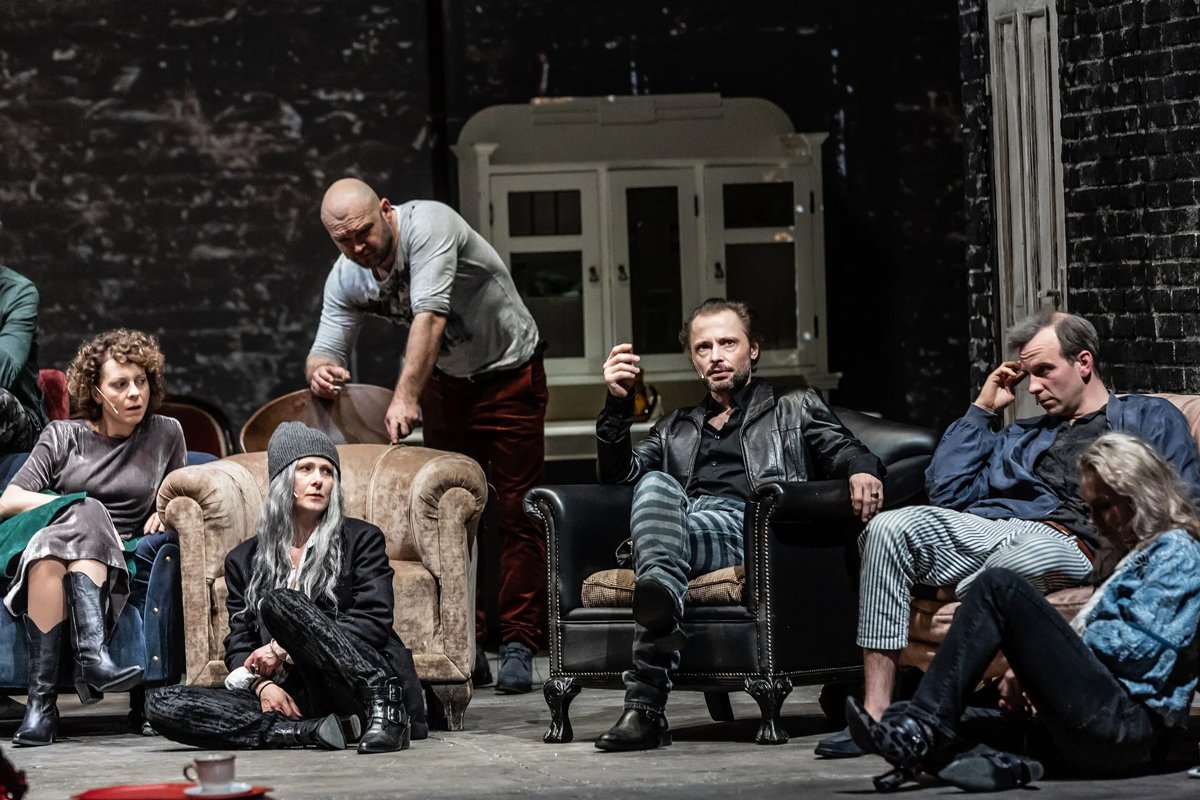 Сцена из спектакля «Imagine». Фото: Natalia Kabanow / Powszechny