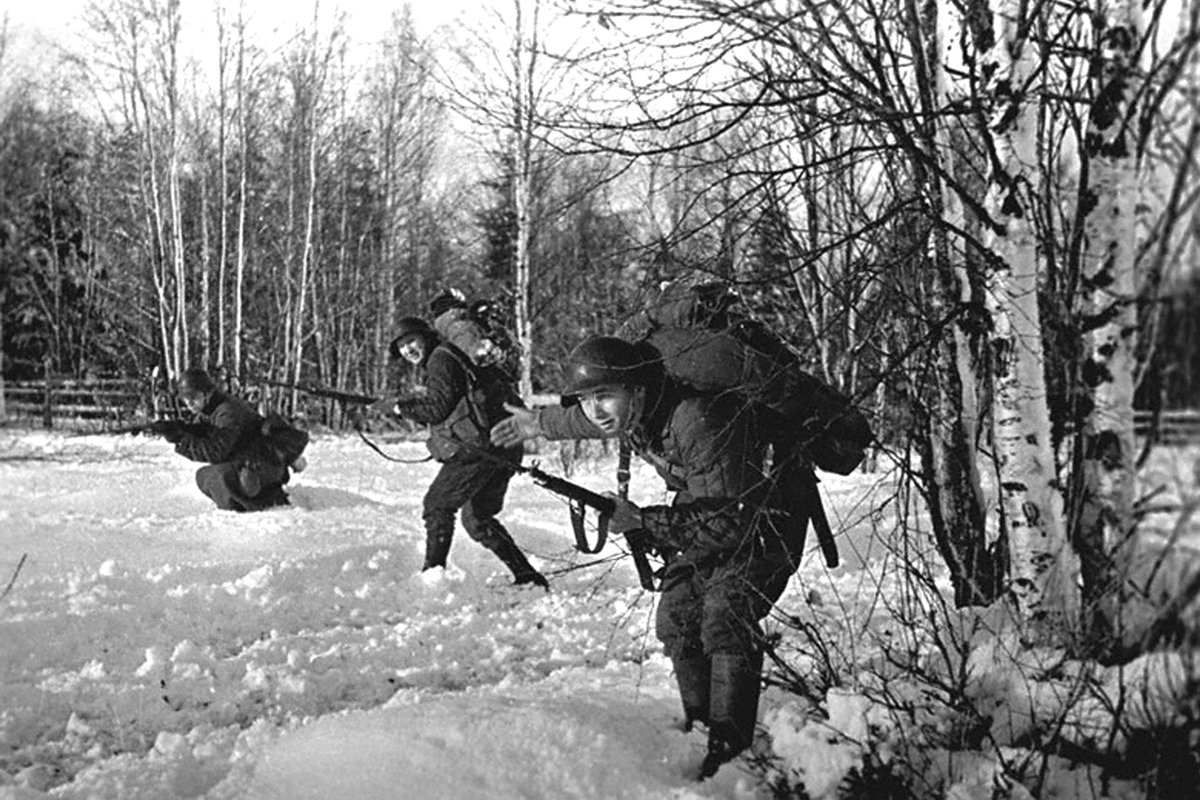 Солдаты Красной армии в лесу во время зимней войны 1939 года. Фото: Российский государственный архив кинофотодокументов (Красногорск) / Alamy / Vida Press