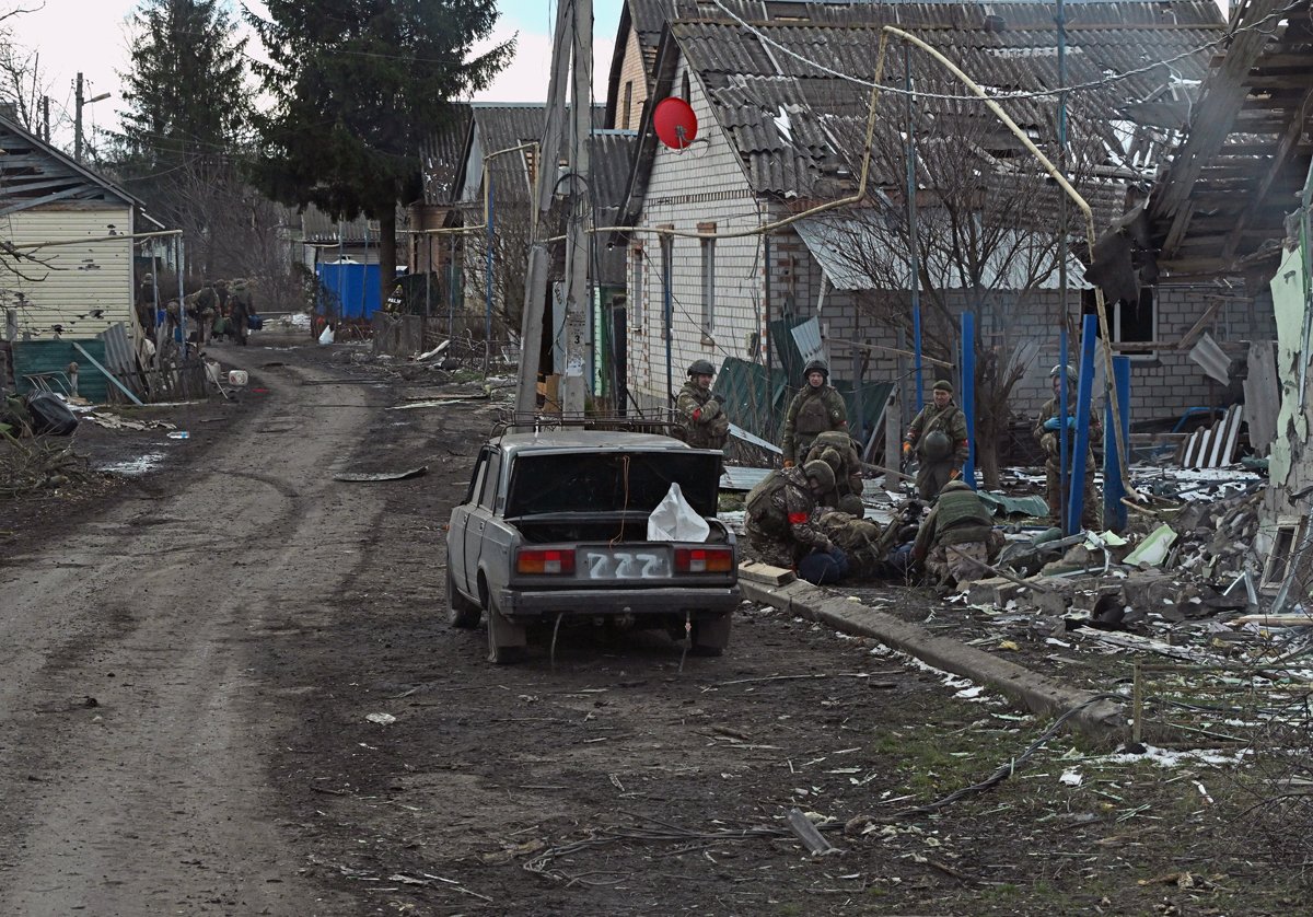 Российские военнослужащие возле разрушенного жилого дома, Суджа, 19 марта 2025 года. Фото: Анатолий Жданов / Коммерсантъ / Sipa USA / Vida Press