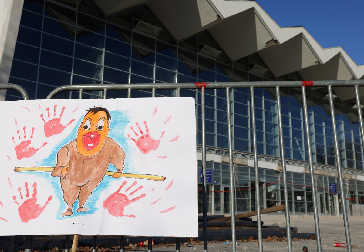 Баннер с изображением Александра Вучича у железнодорожного вокзала в Нови-Саде во время студенческого протеста, 1 февраля 2025 года. Фото: Andrej Cukic / EPA-EFE