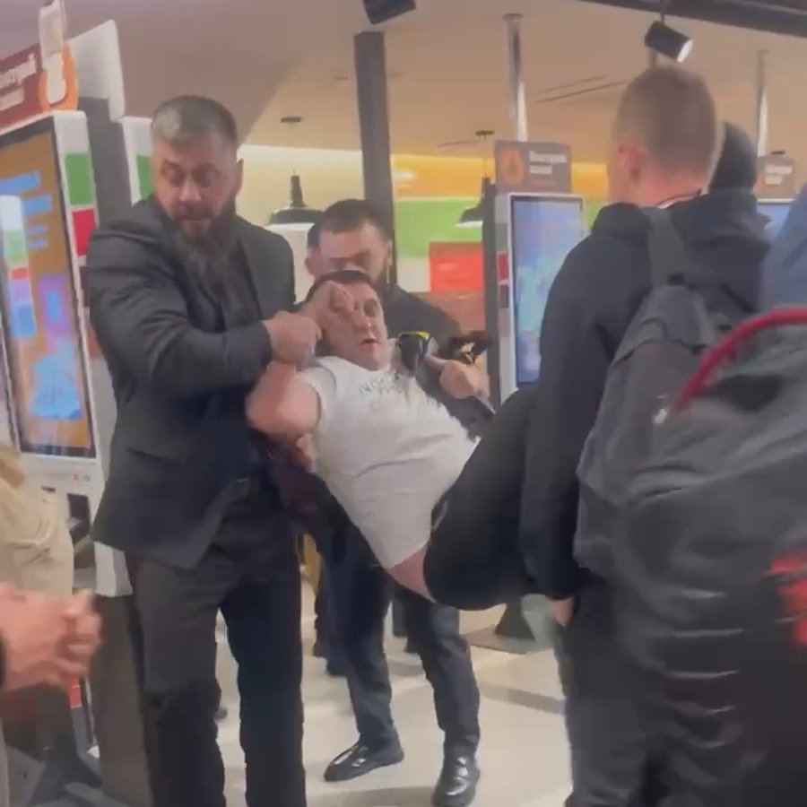 Чеченцы несут Арега Щепихина в здании Ярославского вокзала, 3 июня 2025 года. Скриншот из видео: Varlamov News / Telegram