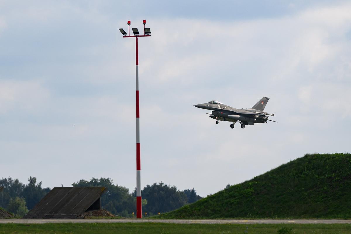 A Polish Air Force F-16 fighter lands at the 31st Tactical Air Base in Krzesiny, Poland, 11 September 2025. Photo: EPA / JAKUB KARCZMARCZYK