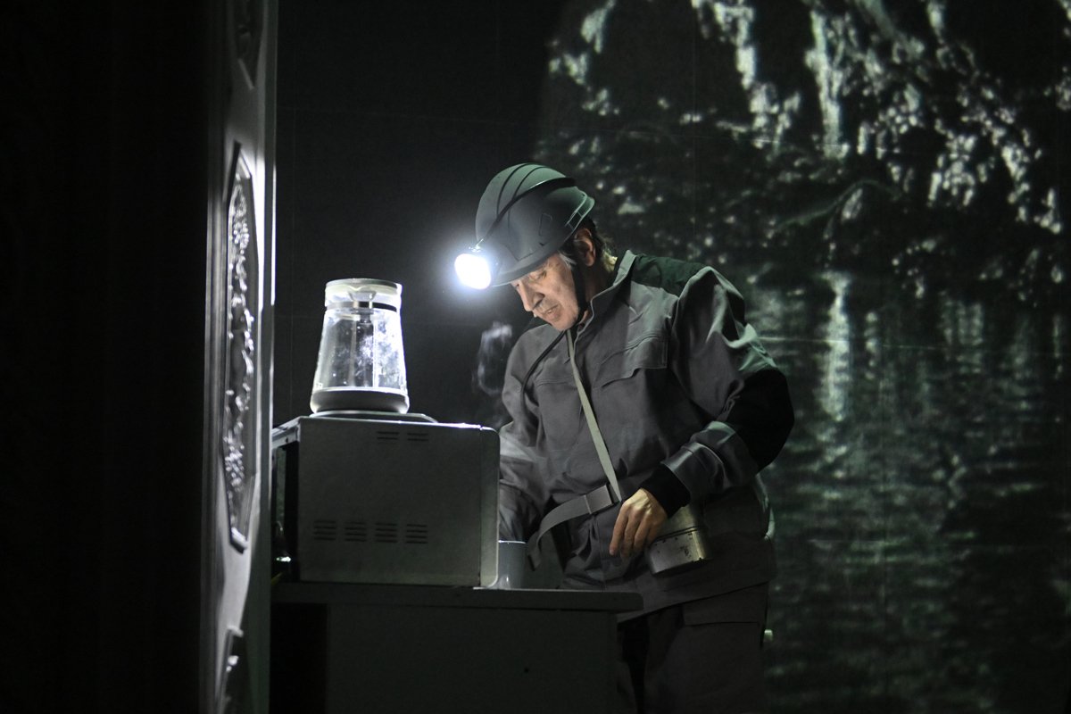 Иван Агапов, актер, народный артист России, исполнитель главной роли в спектакле «За белым камнем», 20 марта 2024 года. Фото: Михаил Воскресенский / РИА Новости / russia.ru