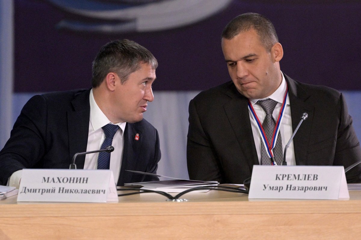 Губернатор Пермского края Дмитрий Махонин (слева) и председатель исполнительного комитета Федерации бокса России Умар Кремлёв на заседании Совета по развитию физической культуры и спорта.
Алексей Никольский / РИА «Новости» / Kremlin.ru