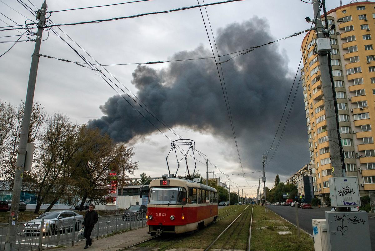 Smoke rises above Kyiv following Russian airstrikes on the Ukrainian capital, 28 September 2025. Photo: EPA / MAXYM MARUSENKO