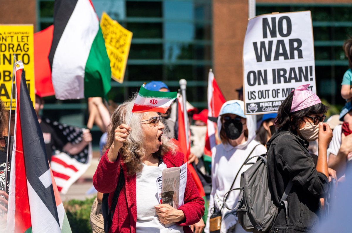 «Нет войне с Ираном. США — вон с Ближнего Востока». Митинг в Лос-Анджелесе. Фото: Kyle Grillot / EPA