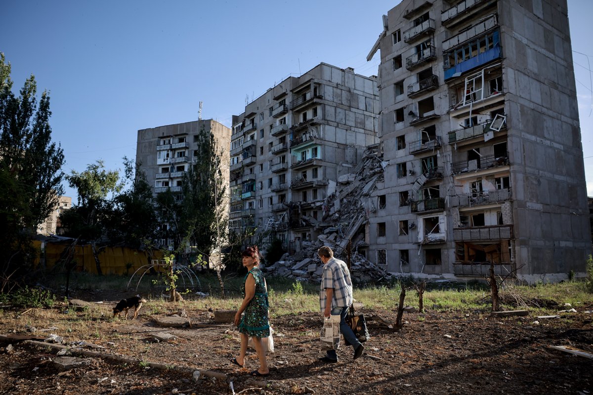 Местные жители на фоне разрушенных жилых домов в Торецке, 15 июня 2024 года. Фото: Oleg Petrasiuk / 24-я механизированная бригада / EPA / Scanpix / LETA