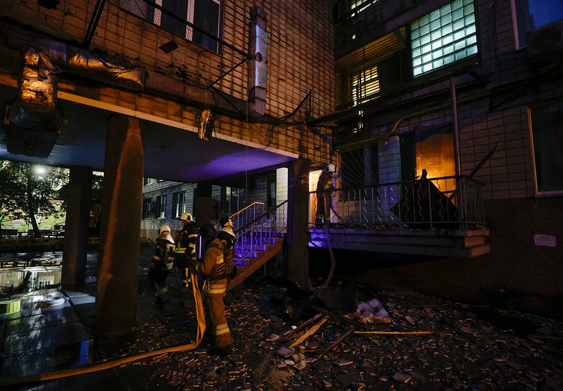 Ukrainian rescue workers at the site of a Russian airstrike on Kyiv, Ukraine, 10 October 2025. Photo: Sergey Dolzhenko / EPA