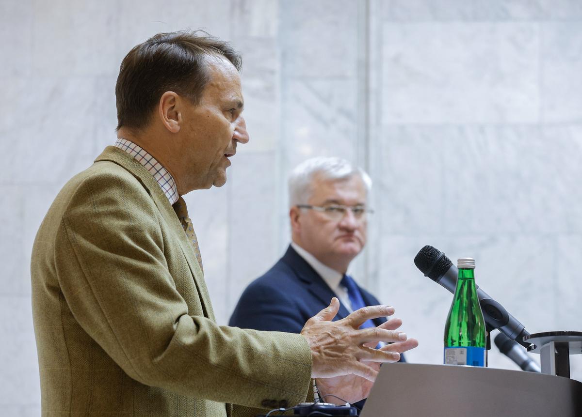 Polish Foreign Minister Radosław Sikorski (L), speaks during a joint press conference in Kyiv as his Ukrainian counterpart, Andriy Sybiha, looks on, 12 September 2025. Photo: EPA / SERGEY DOLZHENKO