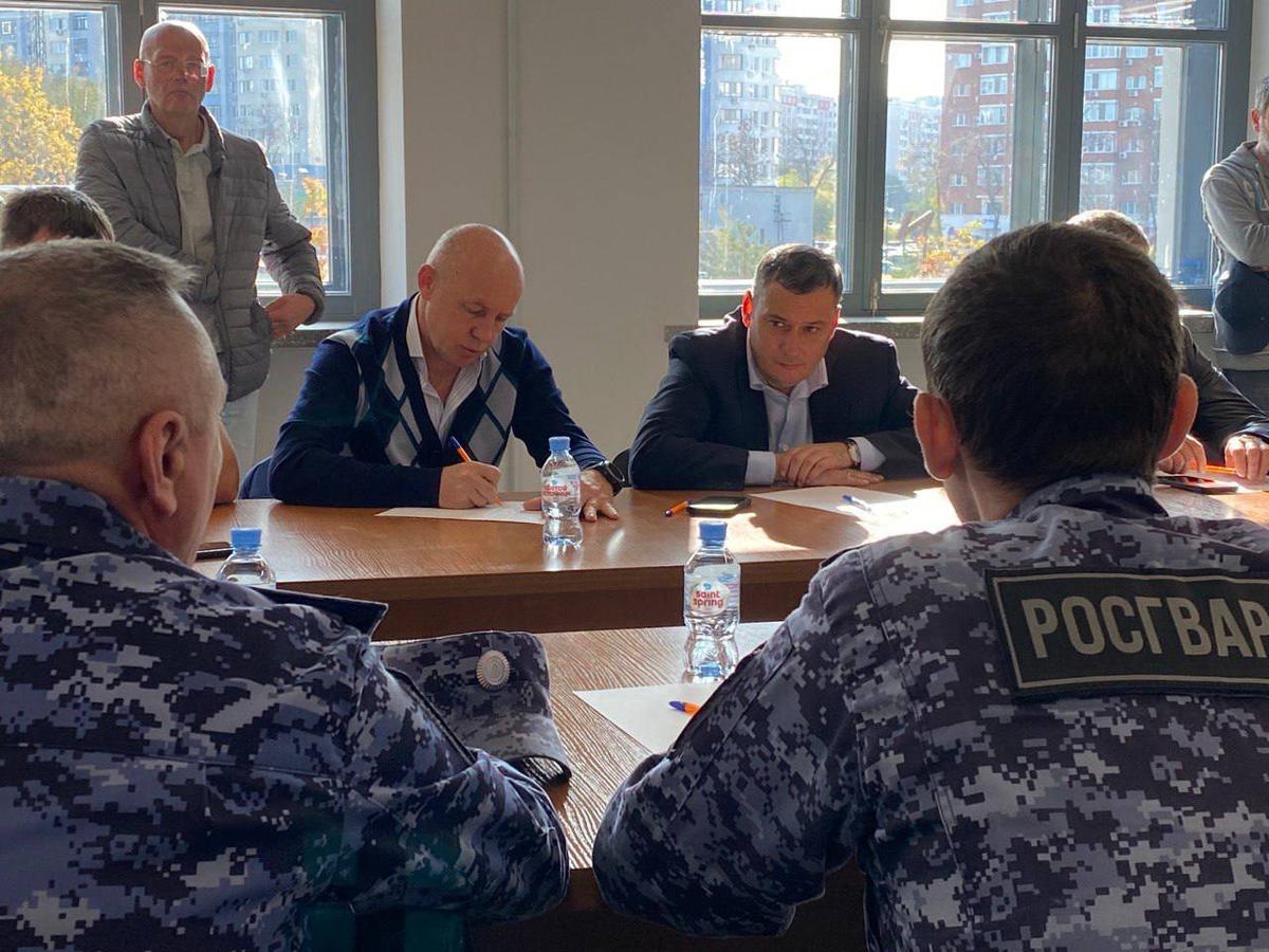 Александр Хинштейн (в центре справа). Фото: телеграм-канал Хинштейна