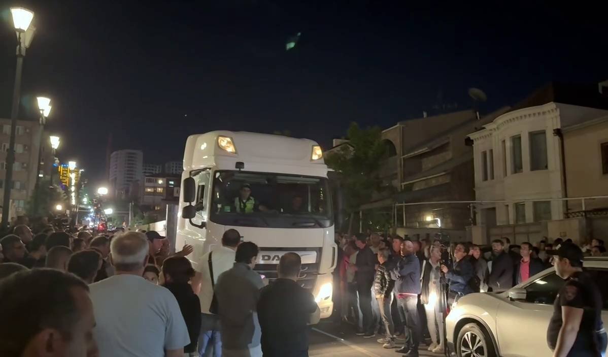 Люди, собравшиеся у особняка Карапетяна после начала обыска, 17 июня 2025 года. Фото: Спутник / Imago Images / Scanpix / LETA