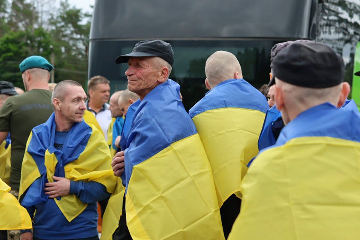 Украинские военнопленные после обмена, 20 июня 2025 года. Фото: Координационный штаб по вопросам обращения с военнопленными / EPA