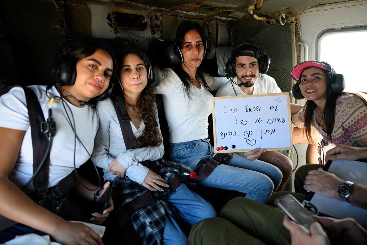 Матан Зангаукер по пути в больницу со своими близкими после освобождения из плена, Израиль, 13 октября 2025 года. Фото: Israel Defense Forces / Reuters / Scanpix / LETA