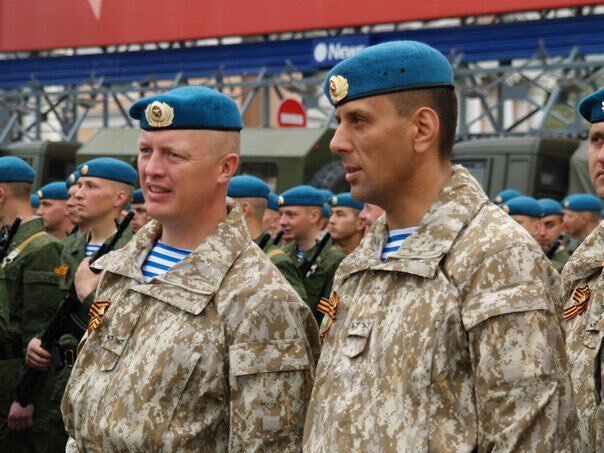 Офицеры 45-й бригады России Вадим Гриднев (слева) и Владимир Селиверстов во время подготовки к параду Победы на Красной площади, 2011 год. Фото: Rob Lee / Telegram