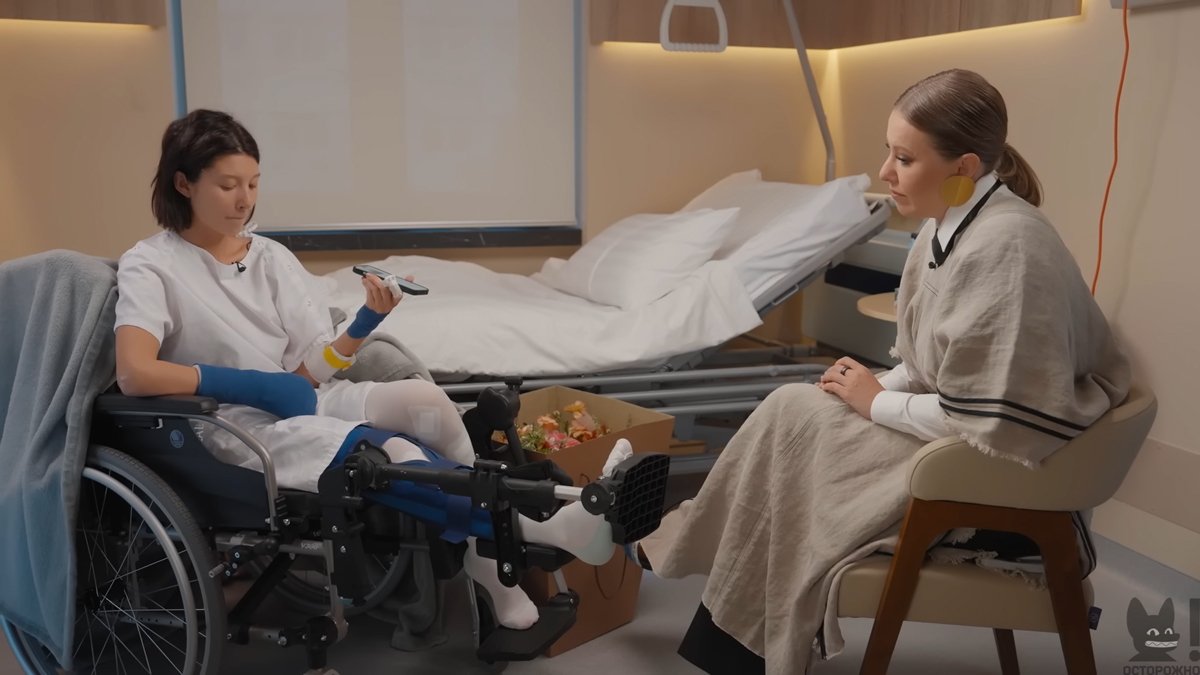 Юлия Ван и Ксения Собчак. Источник: Осторожно Собчак / YouTube