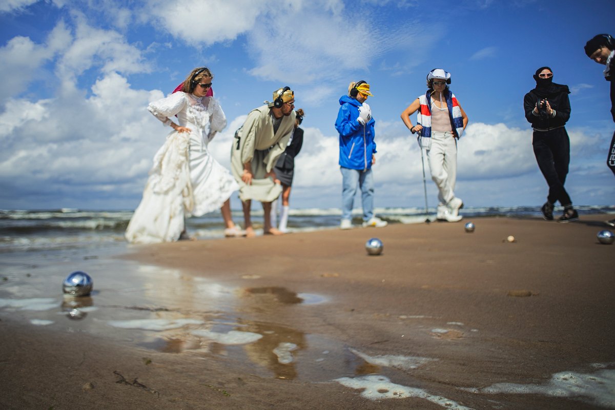На пляже — стадия светского досуга. Спектакль backtothebeach («снованапляж»). Фото: Henry Griin / uusteater.ee