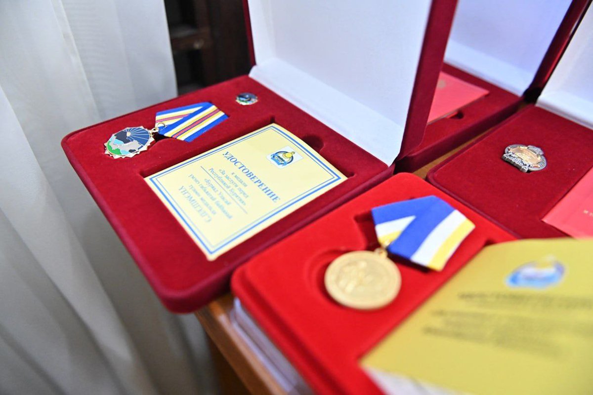 Награды «За участие в специальной военной операции» и «За заслуги перед Республикой Бурятия». Фото из телеграм-канала главы Бурятии