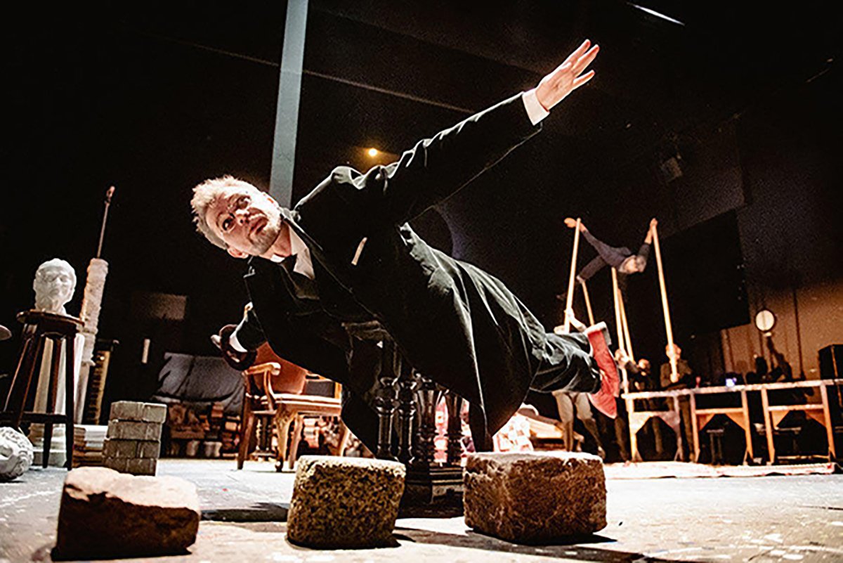 Сцена из спектакля. Фото: Кристапс Калнс / mct.lv