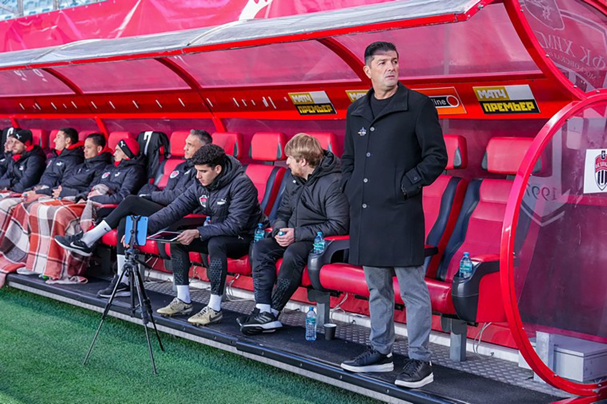 Франк Артига и футболисты ФК «Химки», 15 апреля 2025 года. Фото: fckhimki.com