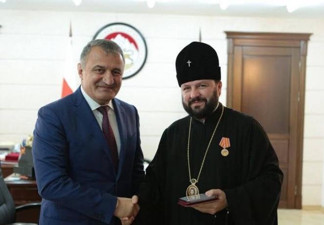 Президент Южной Осетии Анатолий Бибилов и Архиепископ Леонид. Фото: Владикавказская и Аланская Епархия