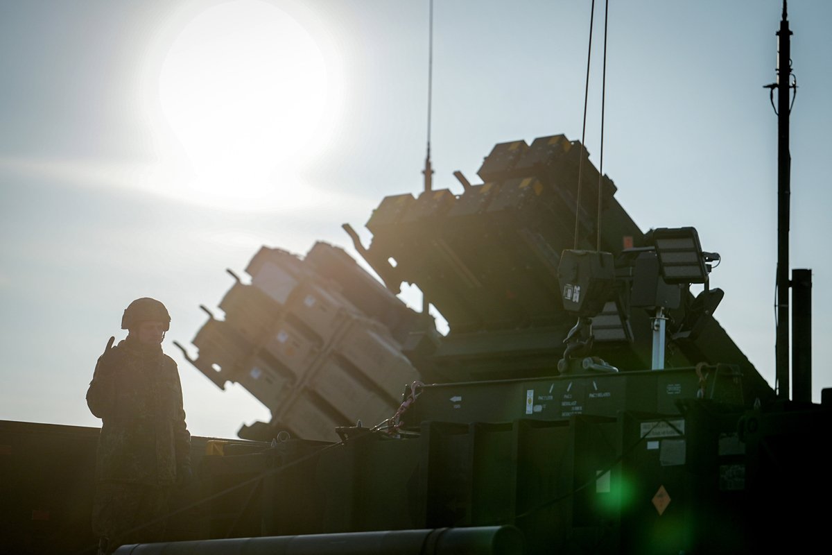 Немецкие военнослужащие загружают ракеты для системы ПВО Patriot, Жешув, Польша, 23 января 2025 года. Фото: Kay Nietfeld / dpa / picture-alliance / Scanpix / LETA