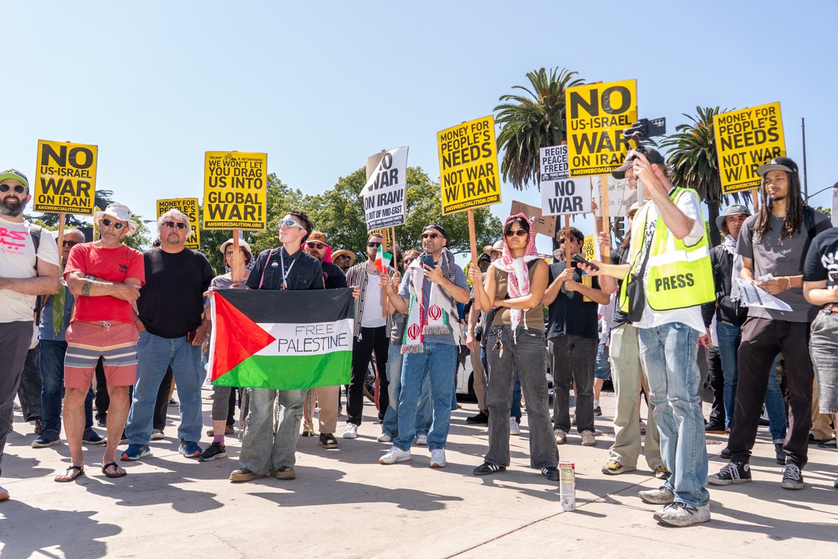 «Нет войне США и Израиля с Ираном», «Мы не позволим втянуть нас в мировую войну», «Деньги — на нужды людей, а не на войну с Ираном». Митинг в Лос-Анджелесе. Фото: Kyle Grillot / EPA