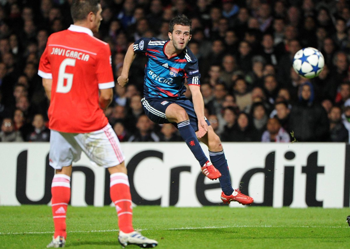 Миралем Пьянич во время футбольного матча Лиги чемпионов УЕФА «Олимпик Лион» — «Бенфика» на стадионе «Жерлан» в Лионе, Франция, 20 октября 2010 года. Фото:
Liewig Christian / Abaca Press / Shutterstock / Rex Features / Vida Press