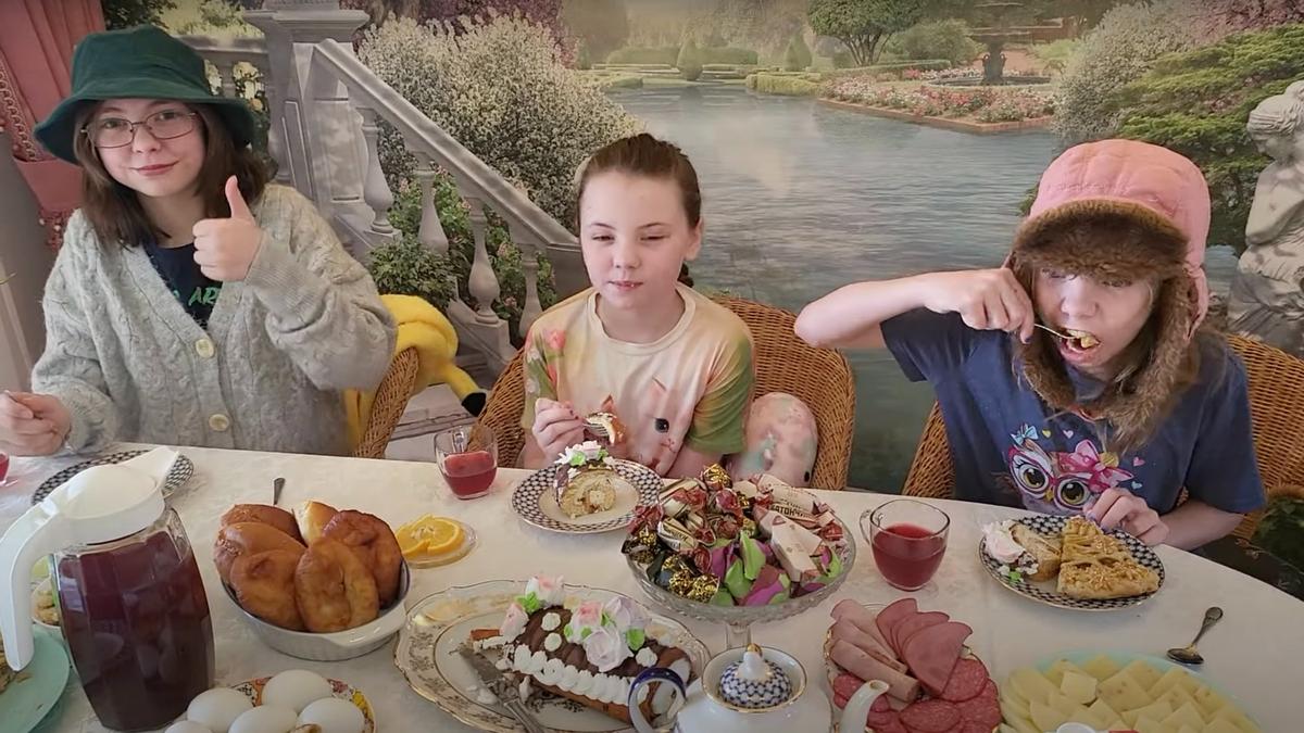 Дочери Хаффмана в России. Источник: YouTube / Huffman Time