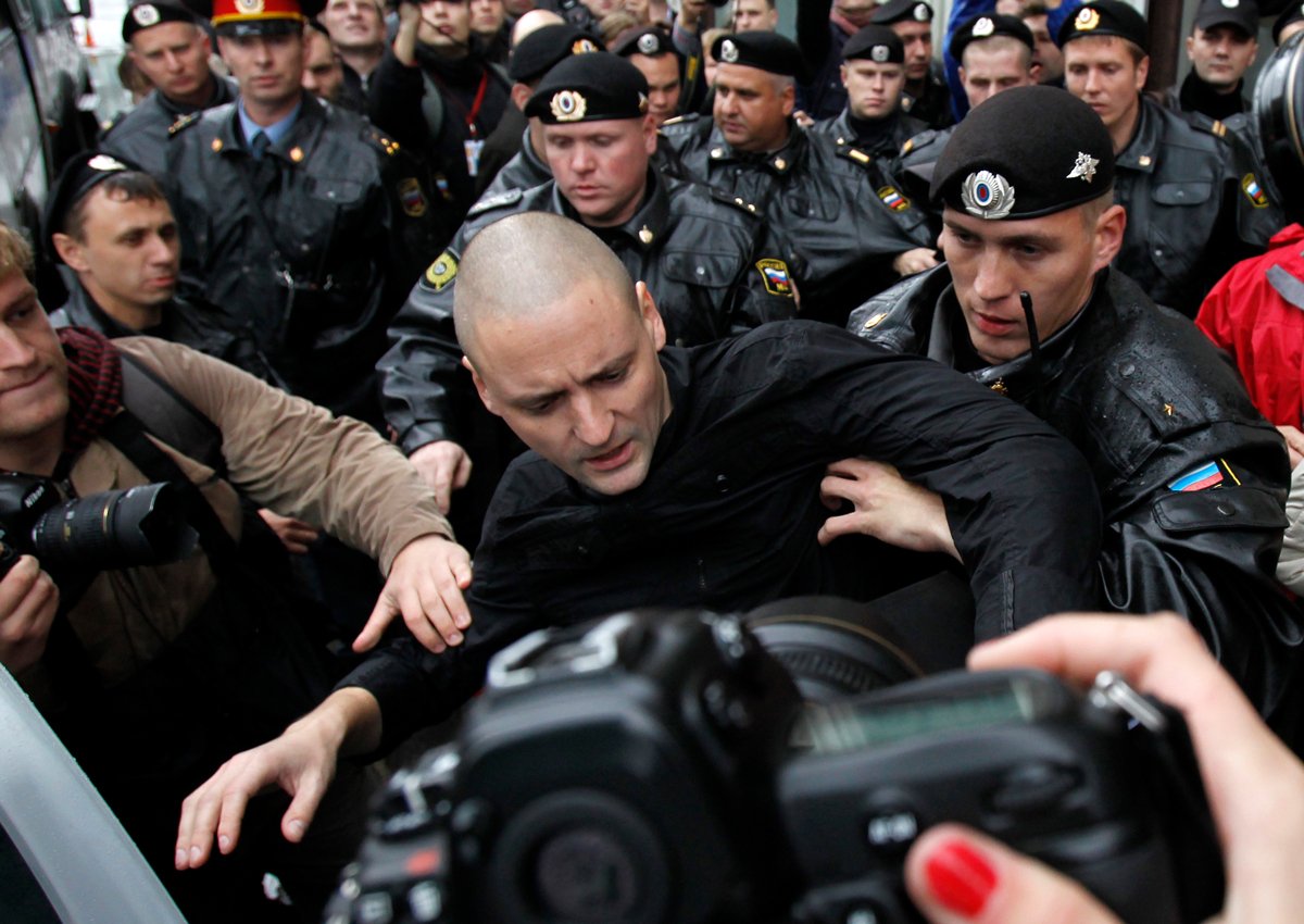 Полицейские задерживают Сергея Удальцова во время акции протеста у здания, где проходил съезд Единой России, Москва, Россия, 23 сентября 2011 года. Фото: Денис Синяков / Reuters / Scanpix / LETA
