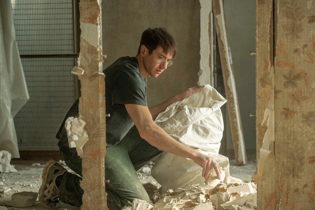 Бастьен Буйон в фильме «На работе» (À pied d’œuvre), 2025 год. Фото: Christine Tamalet / Pitchipoï Productions / Venice International Film Festival