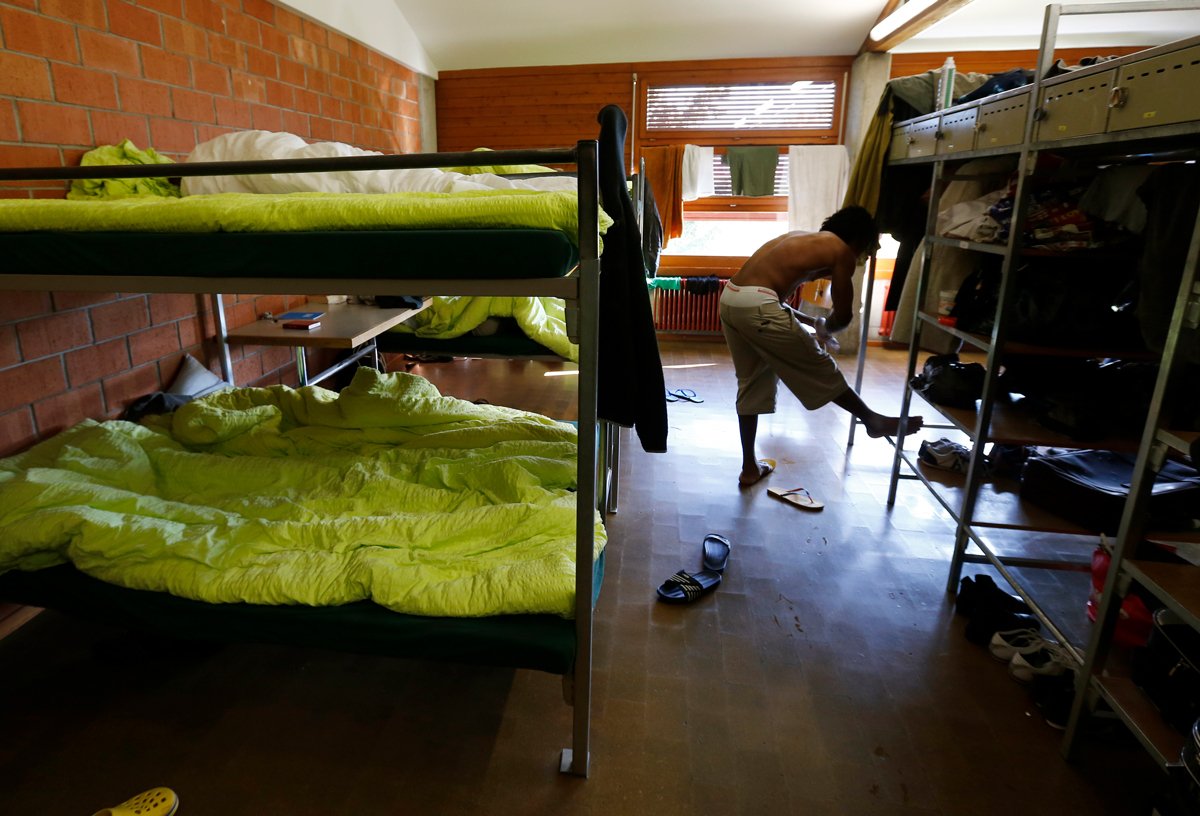 Комната общежития в одном из центров приема для просителей убежища в Провансе, Швейцария, 28 октября 2014 года. Фото: Denis Balibouse / Reuters / Scnapix / LETA