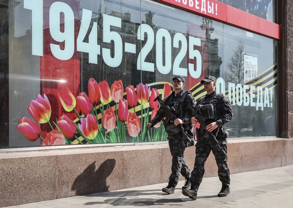 Police officers walk in front of a shop window decorated for the upcoming Victory Day celebrations in Moscow, Russia, 18 April 2025. Photo: EPA-EFE/YURI KOCHETKOV
