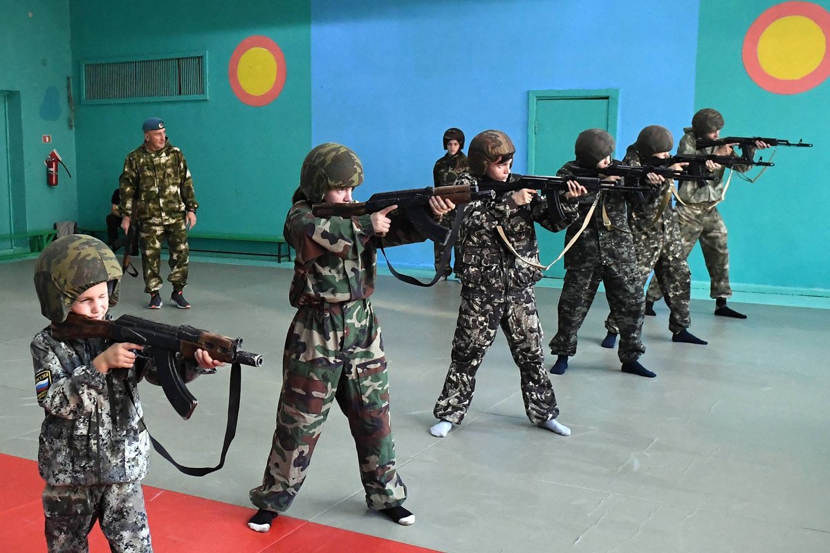 Школьники принимают участие в курсе начальной военной подготовки в школе Дивногорска, Красноярский край, 27 сентября 2023 года. Фото: Илья Наймушин / Спутник / Imago Images / Scanpix / LETA