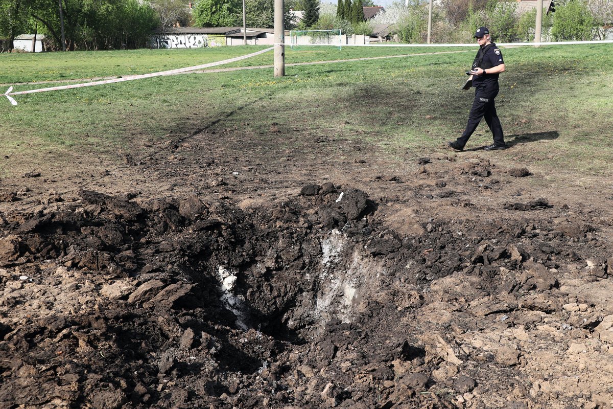 Полицейский у воронки, оставшейся после удара российской ракеты в одном из микрорайонов Харькова, 24 апреля 2025 года. Фото: Viacheslav Madiievskyi / Ukrinform / Shutterstock / Rex Features / Vida Press