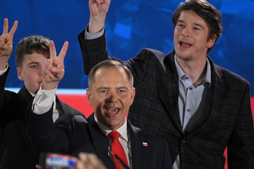 Polish presidential candidate Karol Nawrocki (C) with his sons Anthony (L) and Daniel (R) during the presidential election night in Warsaw, Poland, 1 June 2025. Photo: EPA-EFE/Marcin Obara
