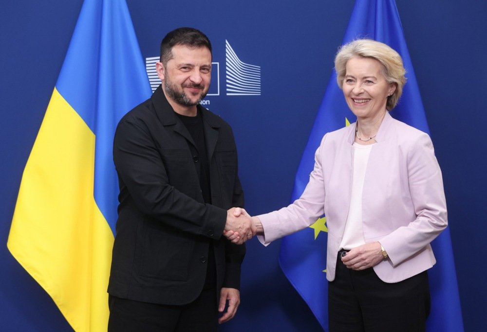 European Commission President Ursula von der Leyen welcomes Ukrainian President Volodymyr Zelensky prior to a meeting in Brussels, Belgium, 17 August 2025. EPA/OLIVIER HOSLET
