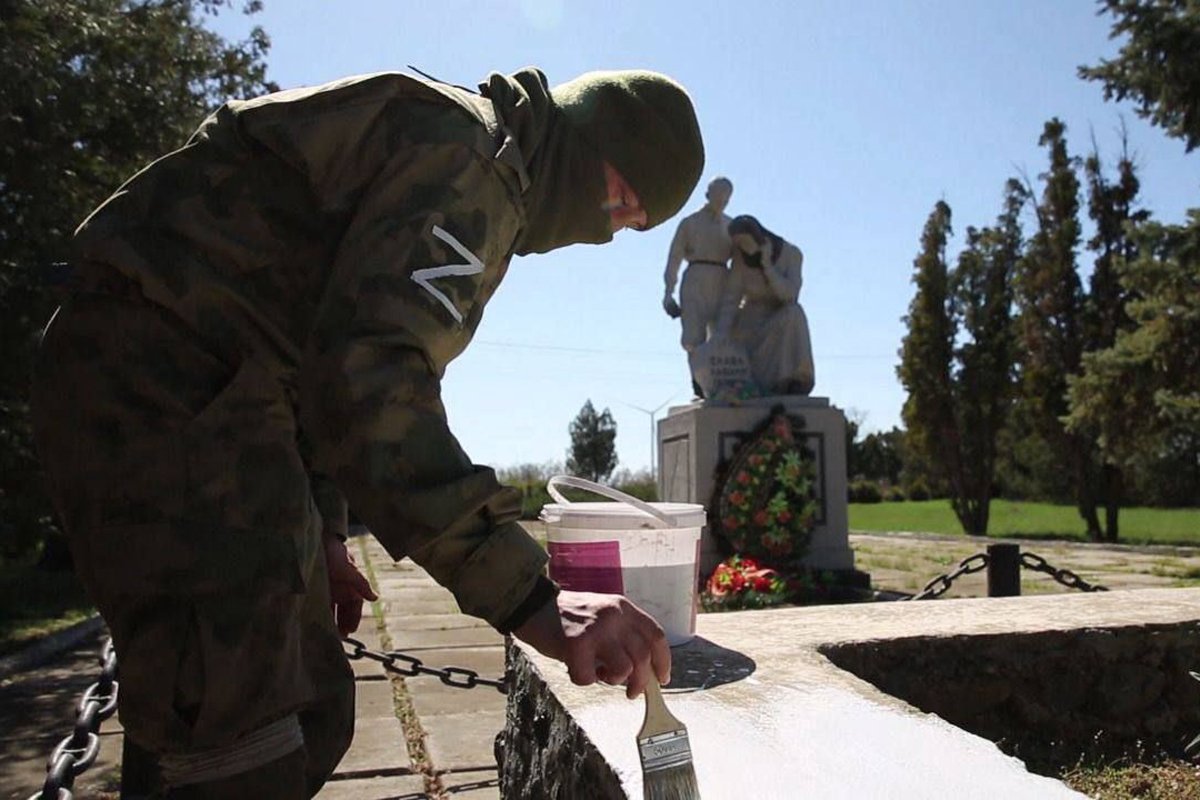 Солдат Росгвардии участвует в благоустройстве одного из памятников в Херсонской области Украины, апрель 2022 года. Фото: @herson_respublika / Telegram