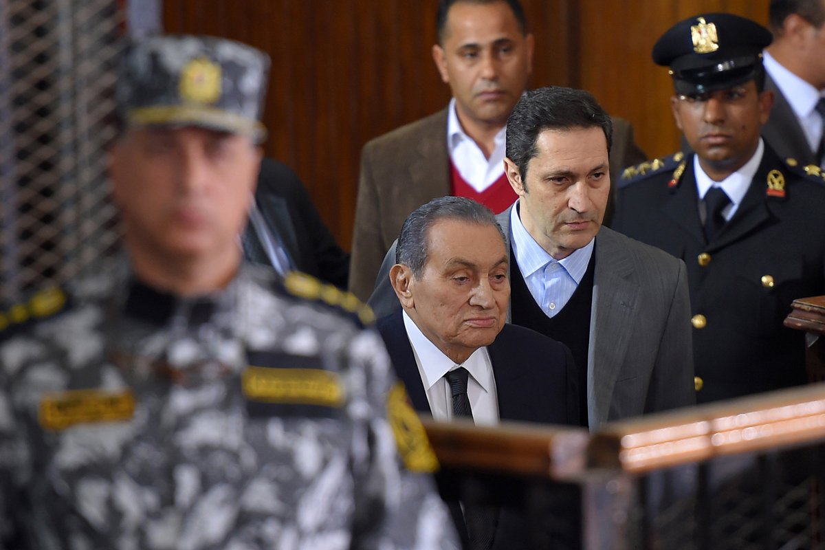 Хосни Мубарак (слева) в сопровождении своего сына Алаа (справа) прибывает в суд для дачи показаний по делу о побеге 2011 года, Каир, 26 декабря 2018 года. Фото: Mohamed Hossam / EPA