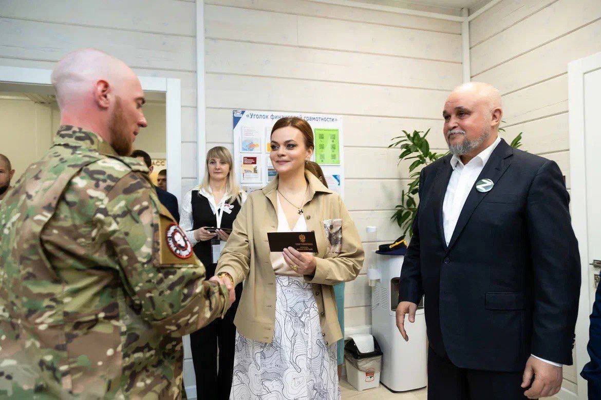 Анна и Сергей Цивилевы вручают награды военным ЧВК «Вагнер». Фото: Telegram