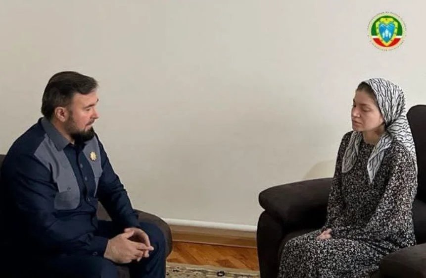 A screenshot of Suleymanova speaking to Chechen human rights commissioner Mansur Soltaev after her enforced return home, 29 August 2023.