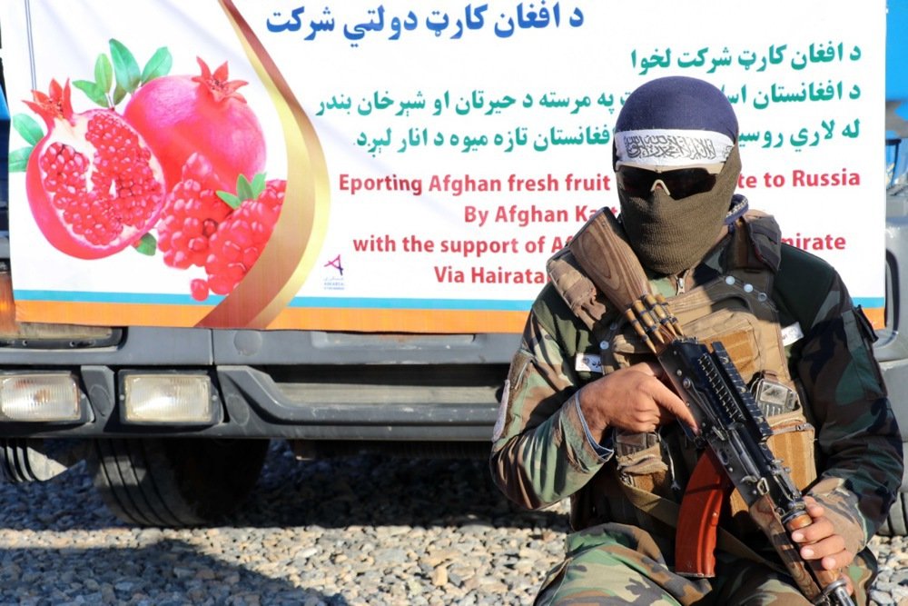 A Taliban soldier guards a truck delivering pomegranates to Russia for the first time in years, in Kandahar, Afghanistan, 16 November 2022. Photo: EPA-EFE/STRINGER