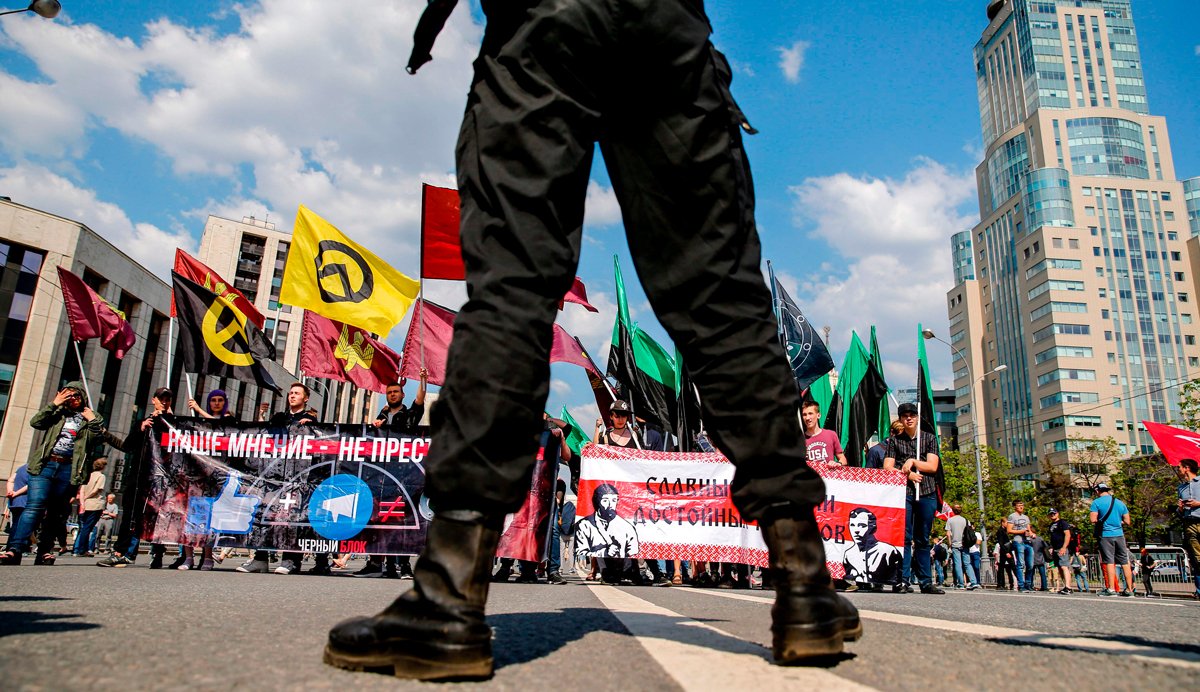 Полицейский на фоне участников акции за свободный интернет, Москва, 13 мая 2018 года. Фото: Максим Земеев / AFP Photo / Scanpix / LETA